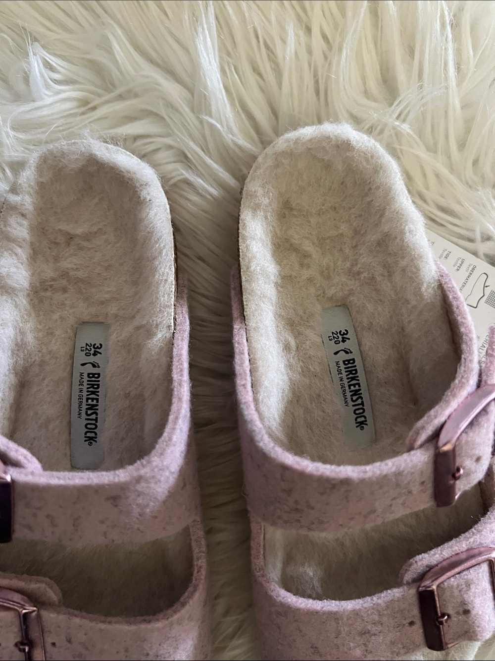 ❤️❤️‍🔥✂️Birkenstock Kids Pink Fuzzy Two-Strap Sandals with Rose Gold Buckles - Picture 2 of 4